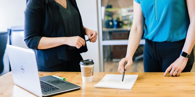 A brit bíróság kimondta, hogy nem lehet csak úgy sóhajtozni a kollégák előtt