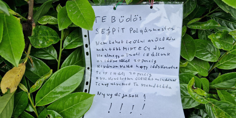 Virágládában üzentek a „büdös polgármesternek”, célba ért