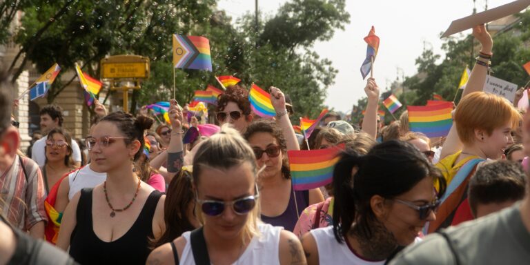 Magyarország az EU legszegényebb országa, betiltották a fővárosi Pride-ot – híradó