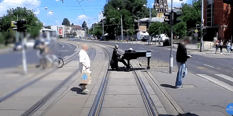 Zongorán közlekedett egy férfi Budapesten, fontos hidat támadtak az ukránok – híradó