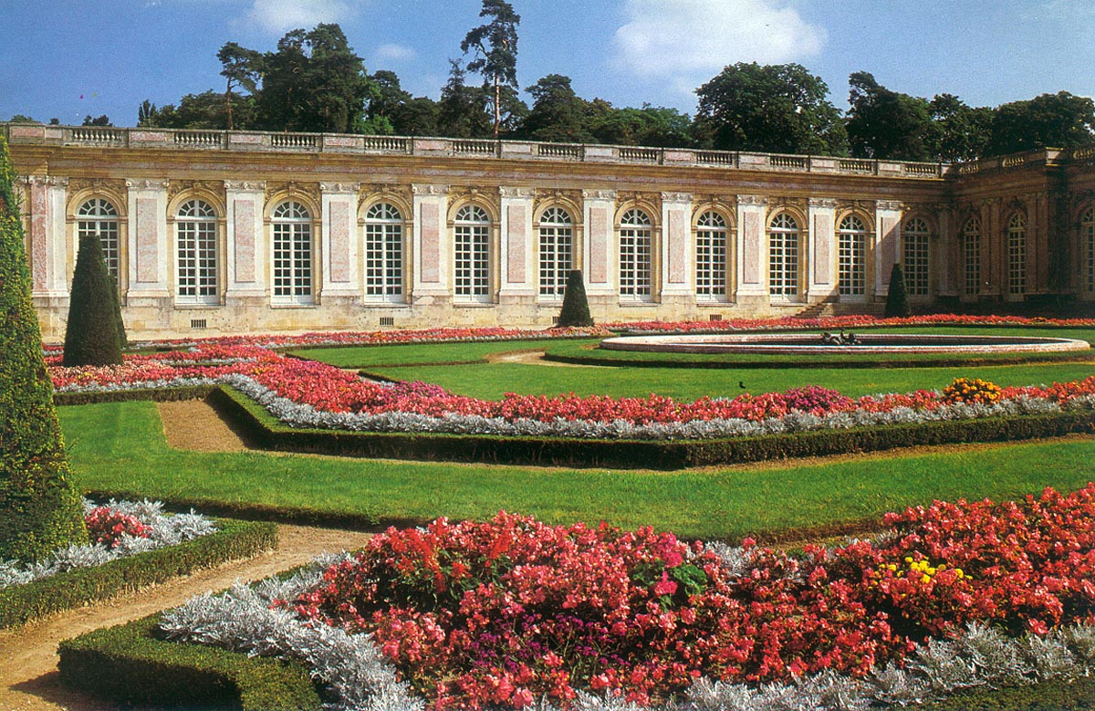 Trianon a versailles-i kastély hatalmas parkjában található épület Párizs mellett, itt írták alá a békeszerződést, innen az elnevezés. Kép: Wikipedia