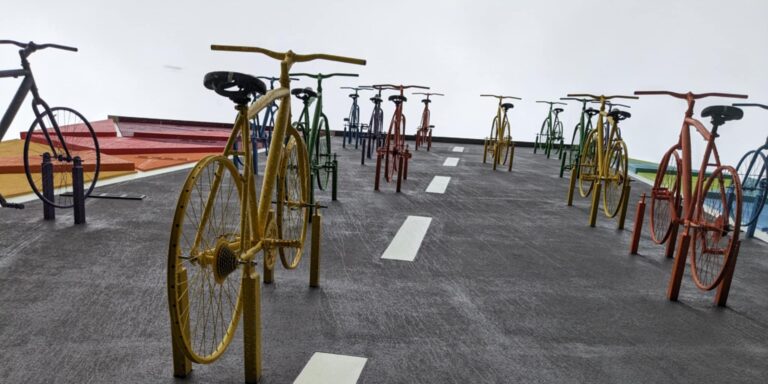 A hét műtárgya: biciklik gurulnak az ég felé egy borsodi ház falán