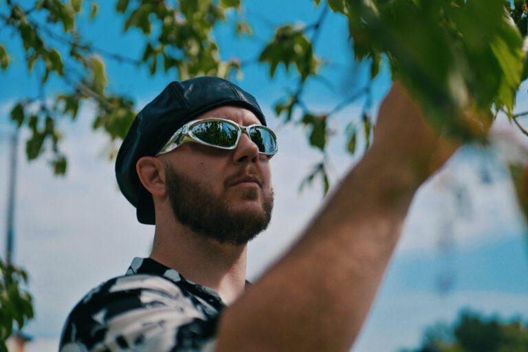 Egy igazi robotkutya és a rapper nagypapája is feltűnik cibi új klipjében