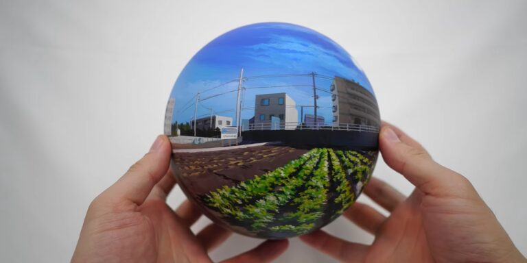 Gömb alakú festményeket készít egy japán művész