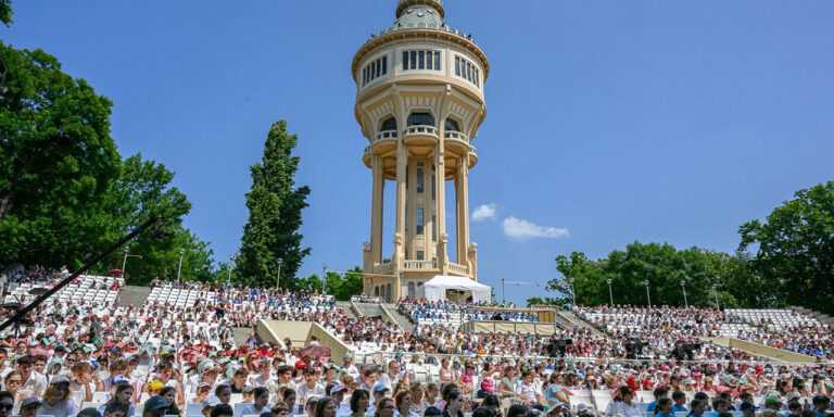 Több gyerek rosszul lett a miniszter beszéde alatt