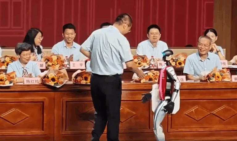 Egy robot besétált az ünnepségre és átvette az érettségi bizonyítványát