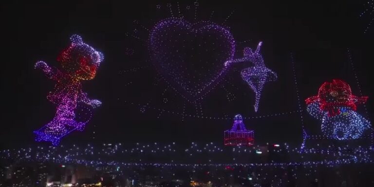 Rekorder fényjátékot vetítettek az égre 11 ezer drónnal Kínában