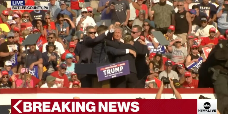 Egy éve lőtték fülön Donald Trumpot