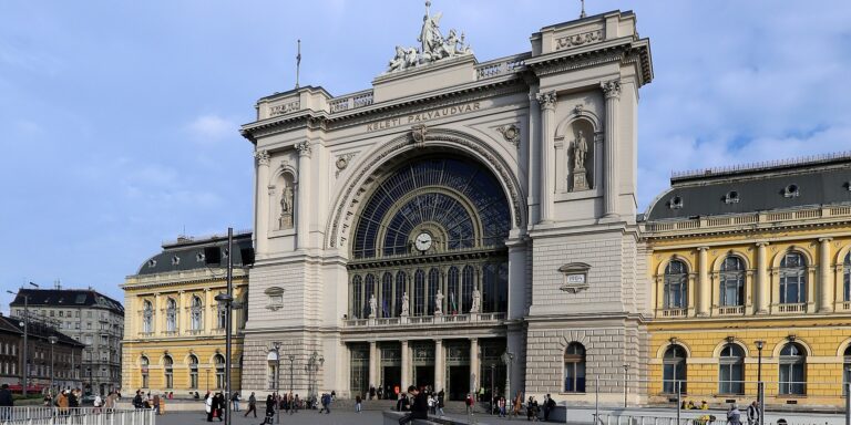 Négy hétig zárva lesz a Keleti, videón is látható a Hadházy Ákos elleni támadás – híradó