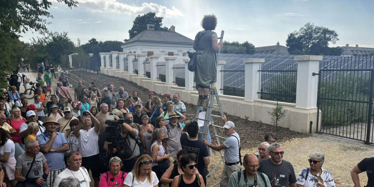 Daruskocsival és létrával tüntettek az Orbán-palotánál