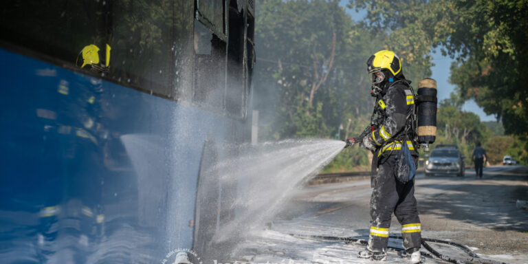 Ma már két busz is égett, ősztől drágul a menza – híradó