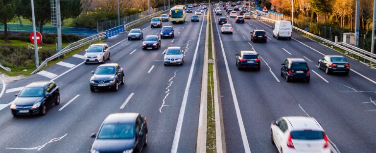 Autópályán, mozgás közben is lehet tölteni hamarosan az elektromos autókat