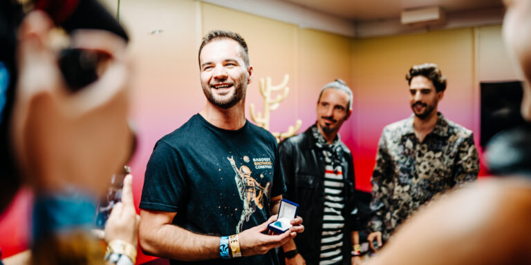 Tízezer ember előtt gitározott a második magyar űrhajós, Kapu Tibor