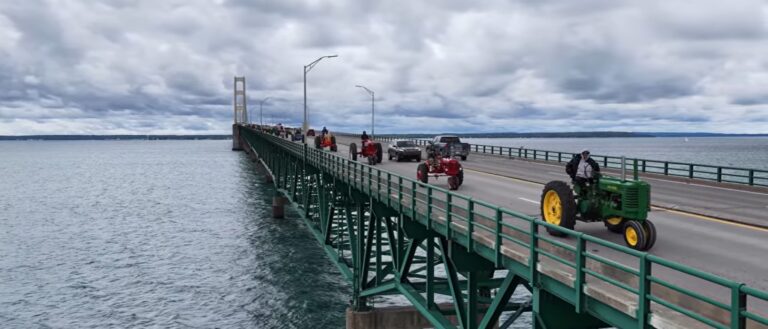 Több mint ezer traktor vonult végig egy hídon  