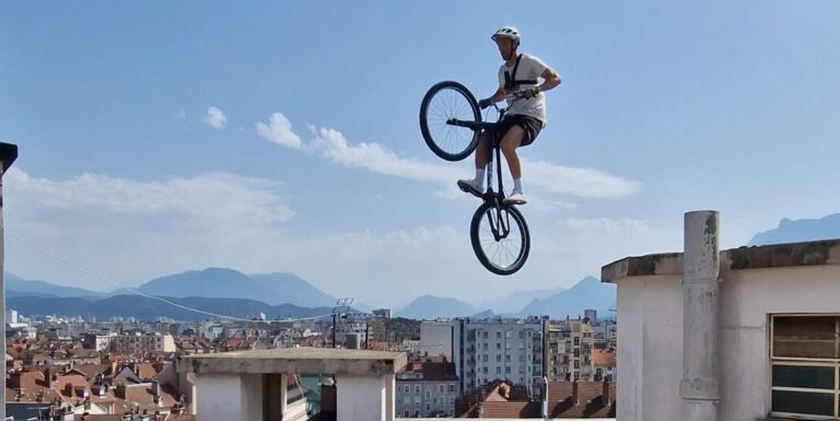 Rekordidő alatt biciklizett fel az Eiffel-toronyra egy francia férfi