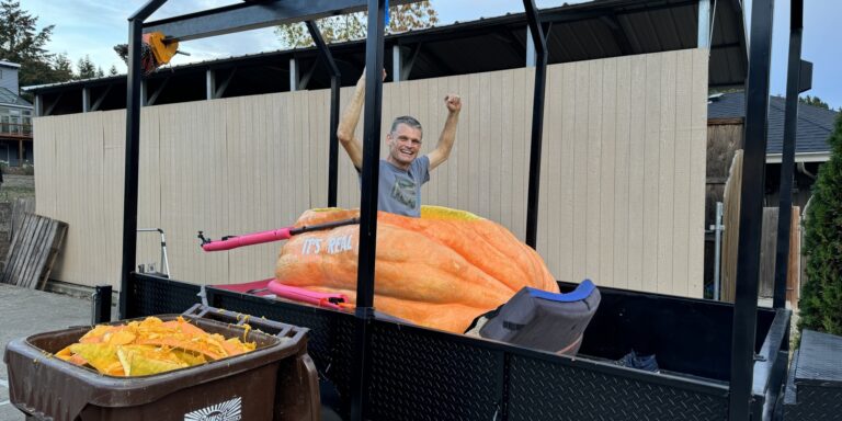 Egy 400 kilós „hajóval” nyerte meg egy férfi a tökcsónak-versenyt Oregonban