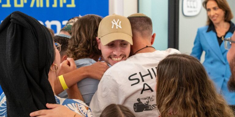 Kiszabadultak Gázából az izraeli túszok, bajba kerülhet a Sziget Fesztivál – híradó