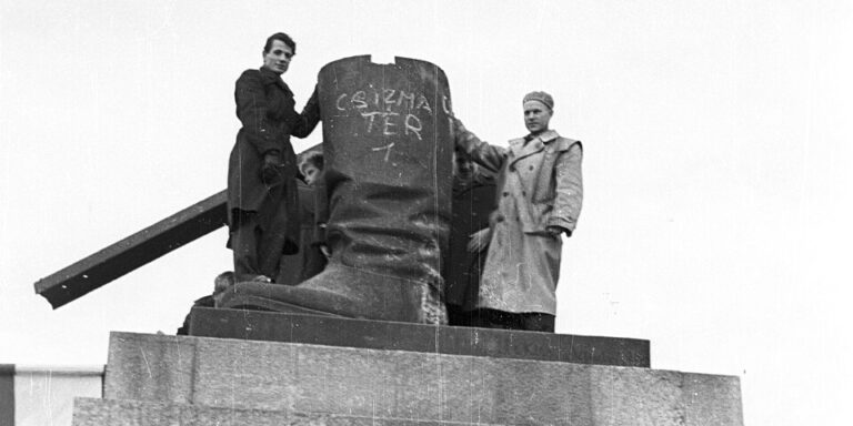 Hogyan lett a forradalom jelképe egy pár csizma?