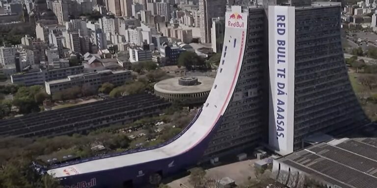 Hatvan méter magasból száguldott le egy gördeszkás