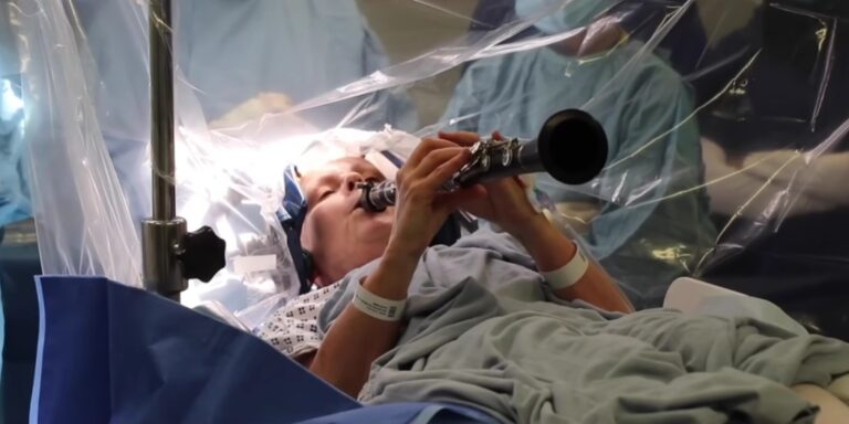 Klarinétozott agyműtét közben egy brit nő