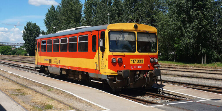 Kirándulni indult egy üres vonat, három váltót taposott szét