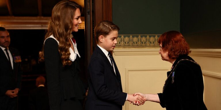 Okosat nem, de butatelefont talán kaphat a 12 éves György herceg