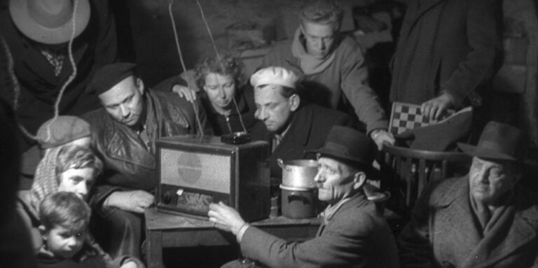 Mától vége a Szabad Európának, fellázadt a propaganda ellen egy újságkihordó – híradó