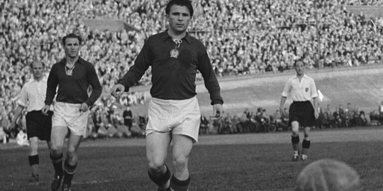 Költők, írjatok verseket! Ma van a magyar foci napja