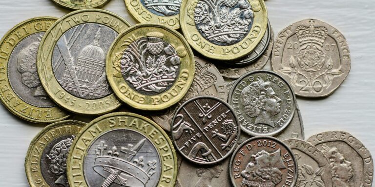 Az álhírekről és a pénzügyekről is tanulnak majd a brit diákok