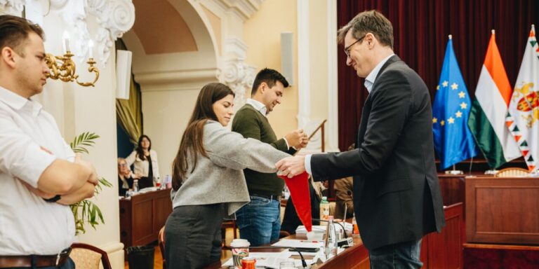 Lázár-bábu, zebra és költségvetés – ez történt a Fővárosi Közgyűlés idei utolsó ülésén