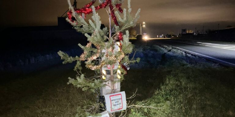 Karácsonyfát csináltak a traffipaxokból Franciaországban