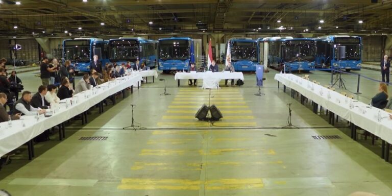 Közgyűlés a buszgarázsban, rage bait és egy arany oroszlánmajom – híradó