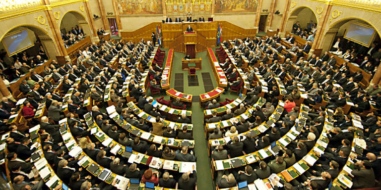 Három kis párt, amelyik labdába rúghat a tavaszi választáson