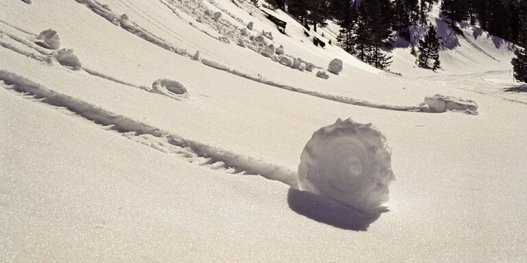 A víz és a jég áttetsző, de a hó fehér. Miért?