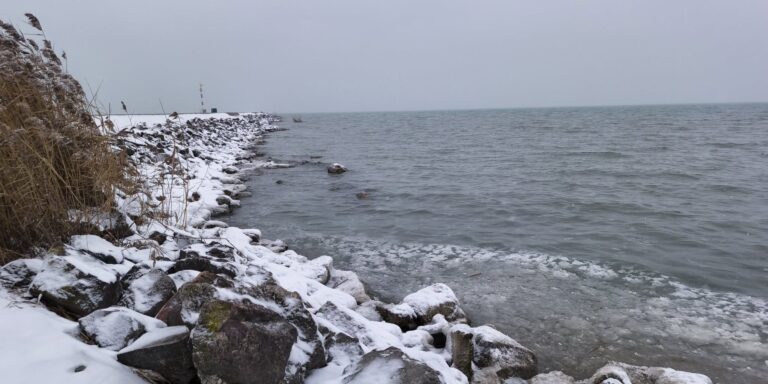 Korcsolyázni még nem lehet a Balatonnál