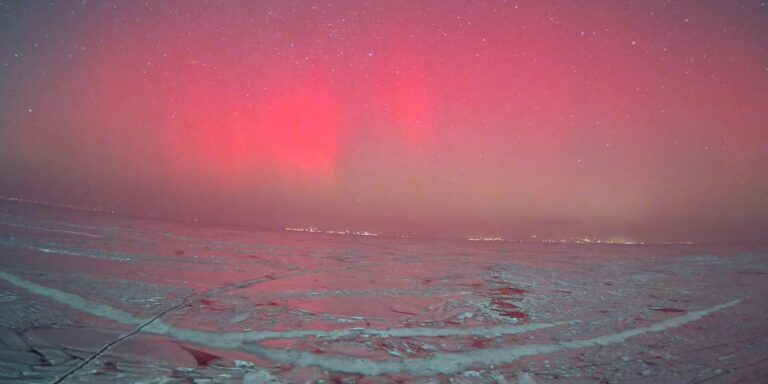 Megvilágította a Balaton jegét a hétfő éjszakai sarki fény