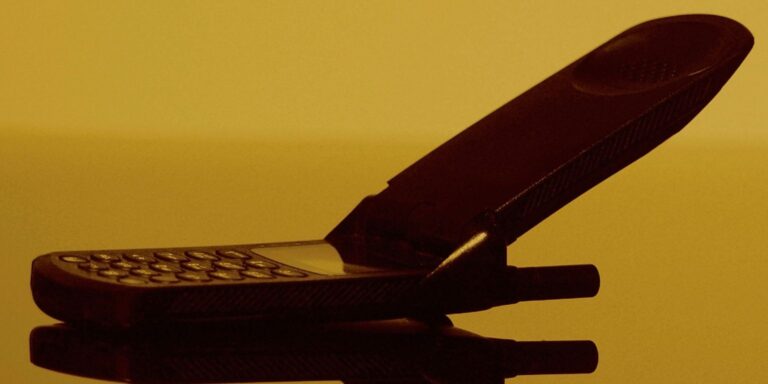 Harminc éve robbant be az akkori legmenőbb eszköz: a kihajthatós telefon