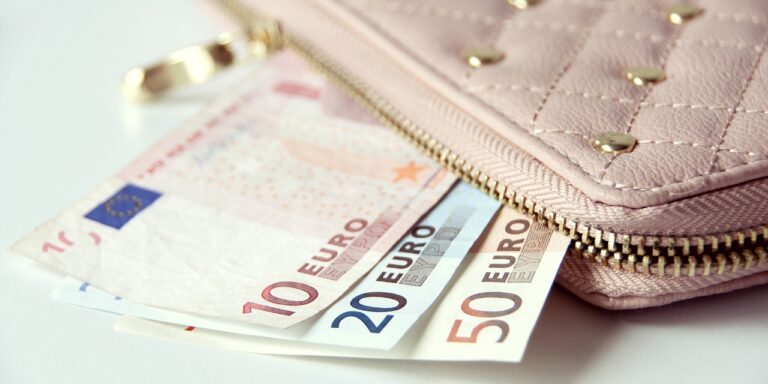 Miért nem fizetünk mi is euróval?