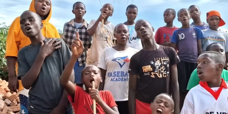 Afrikai gyerekek énekeltek magyar slágert, nyaralást ajánl egy falu az új tanítójának – híradó