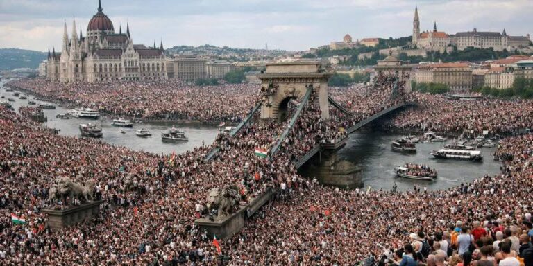 Megy a számháború a vasárnapi tömegrendezvények után, lassan elfogynak a fizikatanárok – híradó
