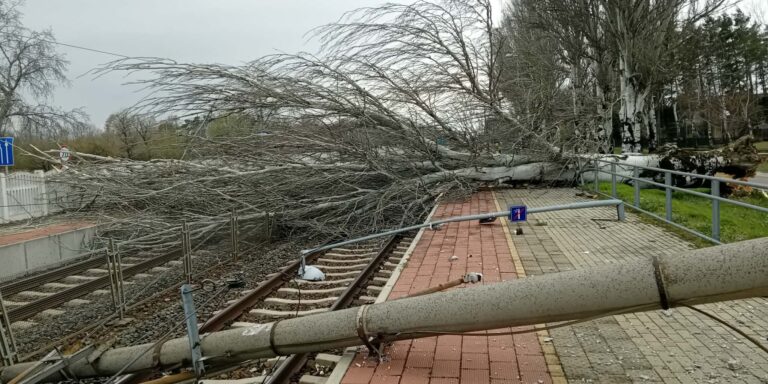Leállt a balatoni közlekedés, fenyegetéssel vehetik rá a falusiakat, hogy szavazzanak a Fideszre – híradó