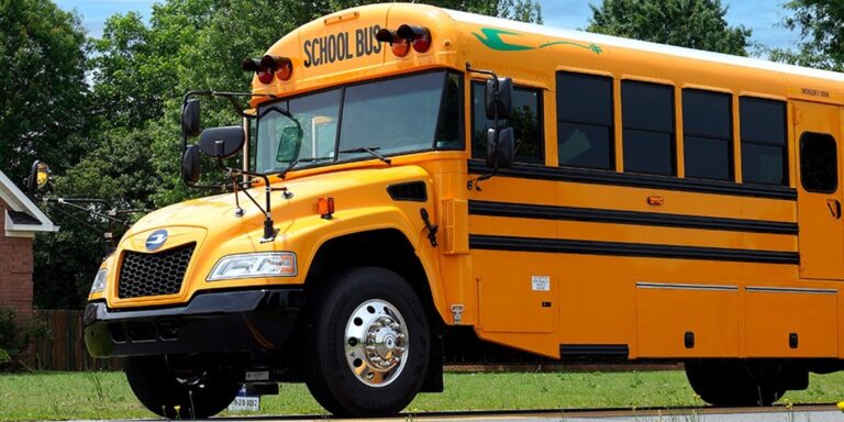 Miért vannak fekete csíkok az amerikai iskolabuszokon?