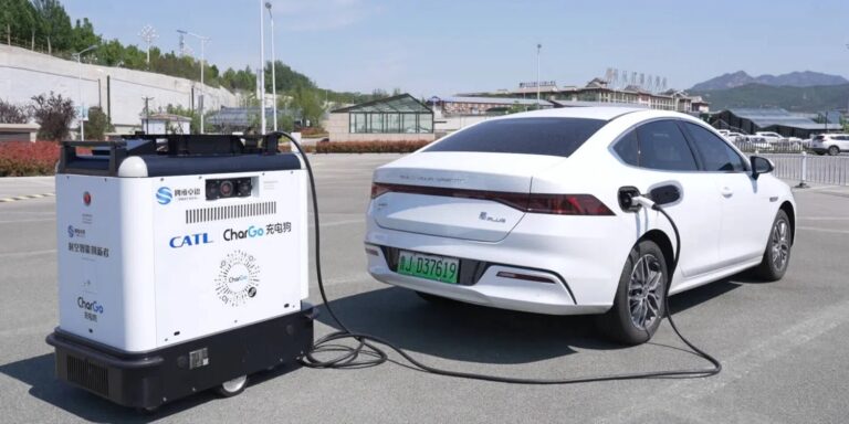 Ha az elektromos autó nem tud menni a töltőponthoz, a töltő megy az autóhoz