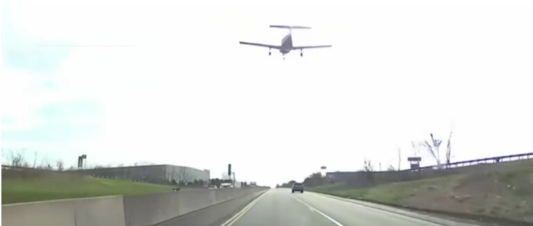 Repülő landolt egy amerikai autópályán (videó)