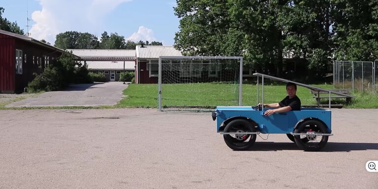 Napelemes autót épített egy férfi két elektromos bicikliből