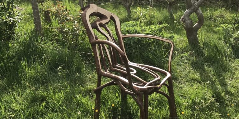 Székeket termeszt a kertjében egy brit házaspár