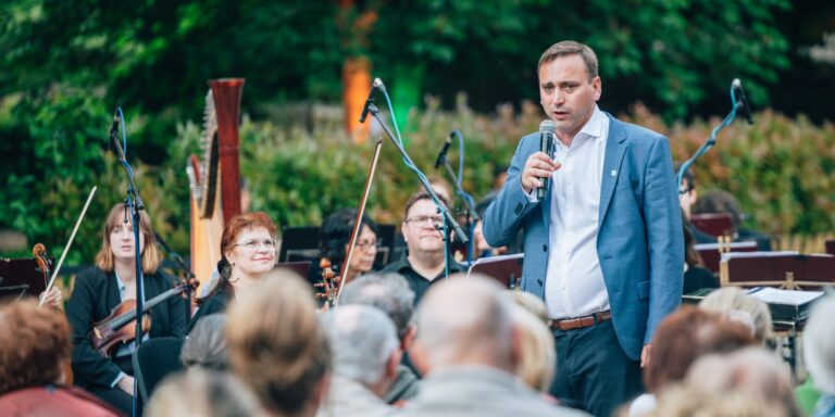 Politikusokat tartóztattak le egy korrupciós ügy miatt, sziget jelent meg a Balatonban – híradó