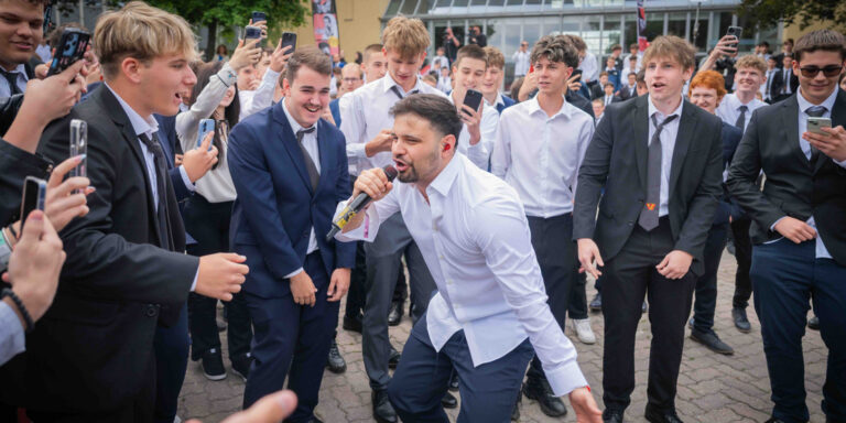 Iránban béke, Fehérváron Béla, a tanévzárón Beton.Hofi – híradó