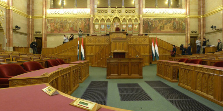 Mi van a parlamenti pulpitus alatt?