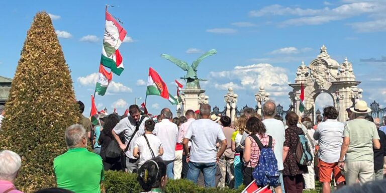 A héten tárgyalják az alaptörvény módosítását, a Fidesz tüntetni akar az önkény ellen – híradó